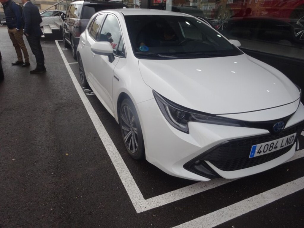Foto impresión del anuncio Toyota Corolla 1.8 125H STYLE E-CVT  de Ocasión en Madrid