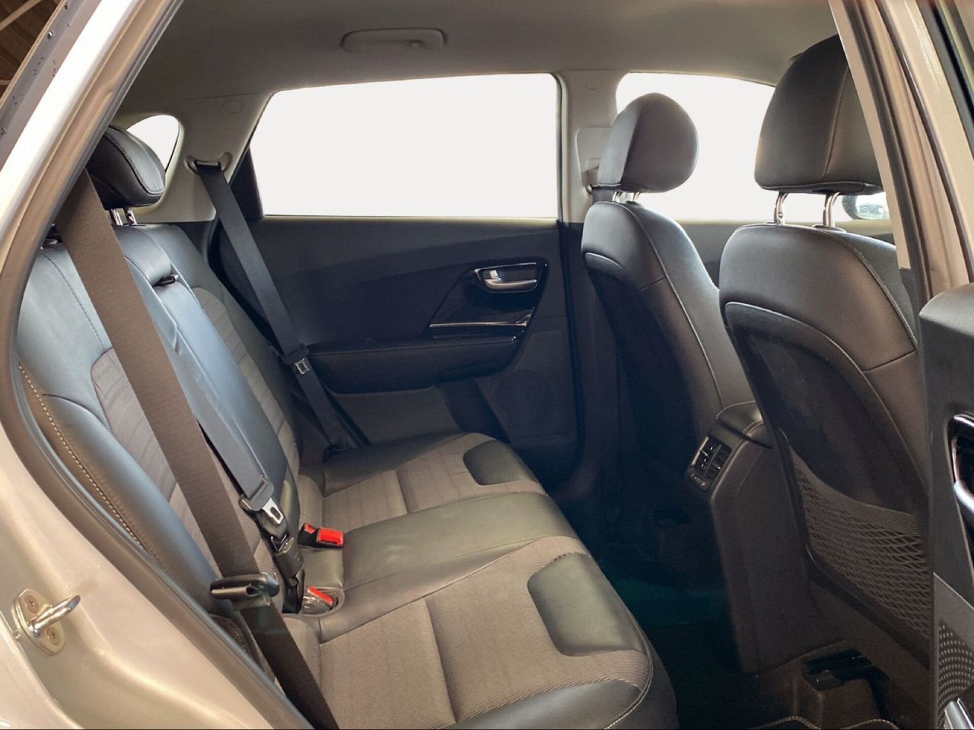 Foto 7 del anuncio Kia Niro 1.6 GDi Híbrido 104kW (141CV) Emotion  de Ocasión en Madrid