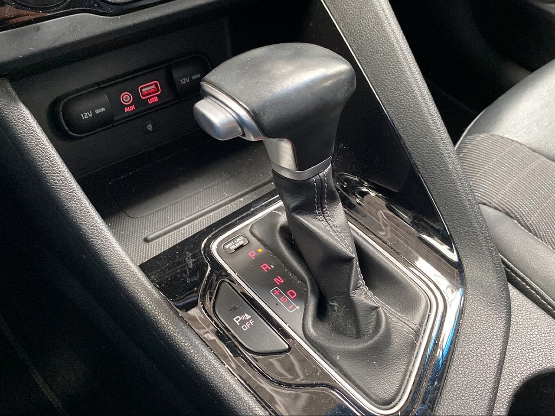 Foto 12 del anuncio Kia Niro 1.6 GDi Híbrido 104kW (141CV) Emotion  de Ocasión en Madrid