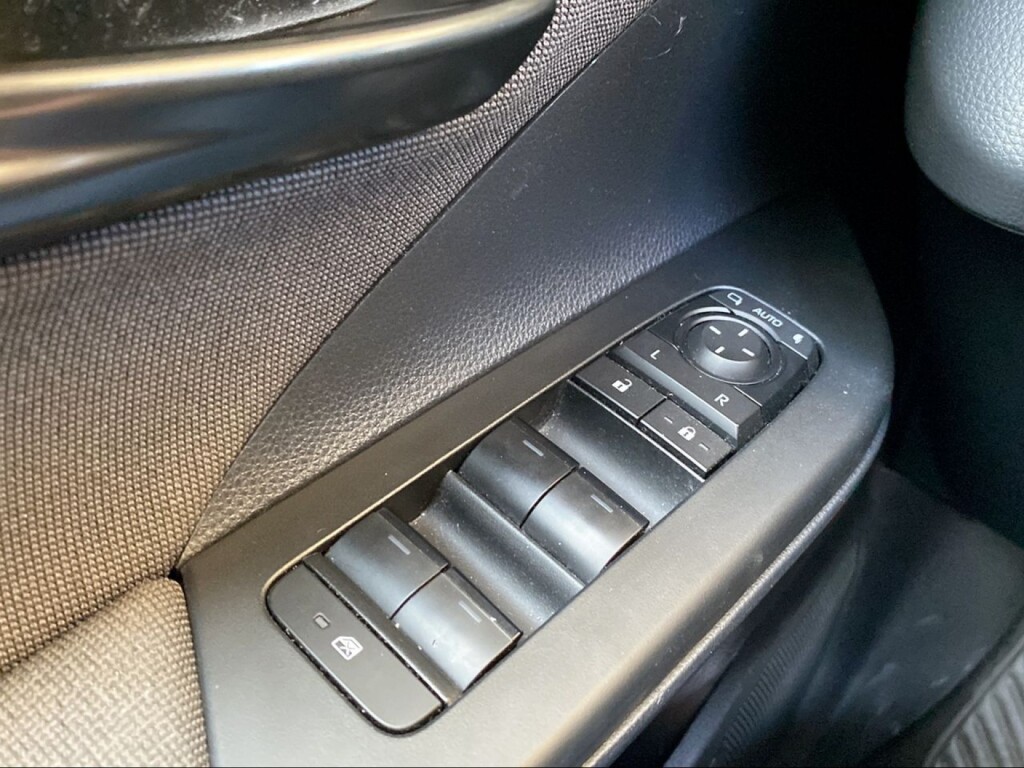 Foto 15 del anuncio Toyota C-HR 1.8 140H Advance  de Ocasión en Madrid