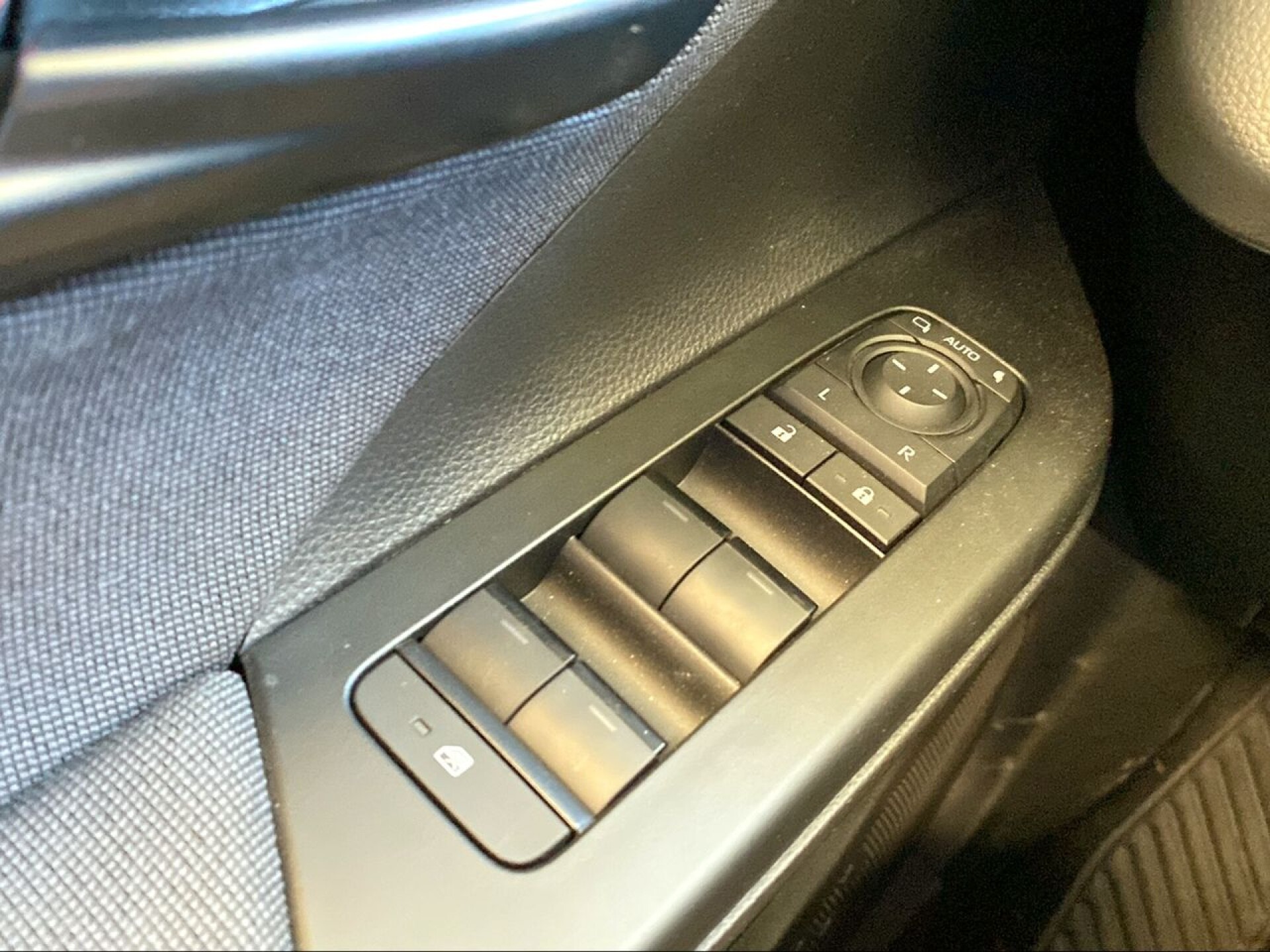 Foto 15 del anuncio Toyota C-HR 2.0 220PH Advance  de Ocasión en Madrid