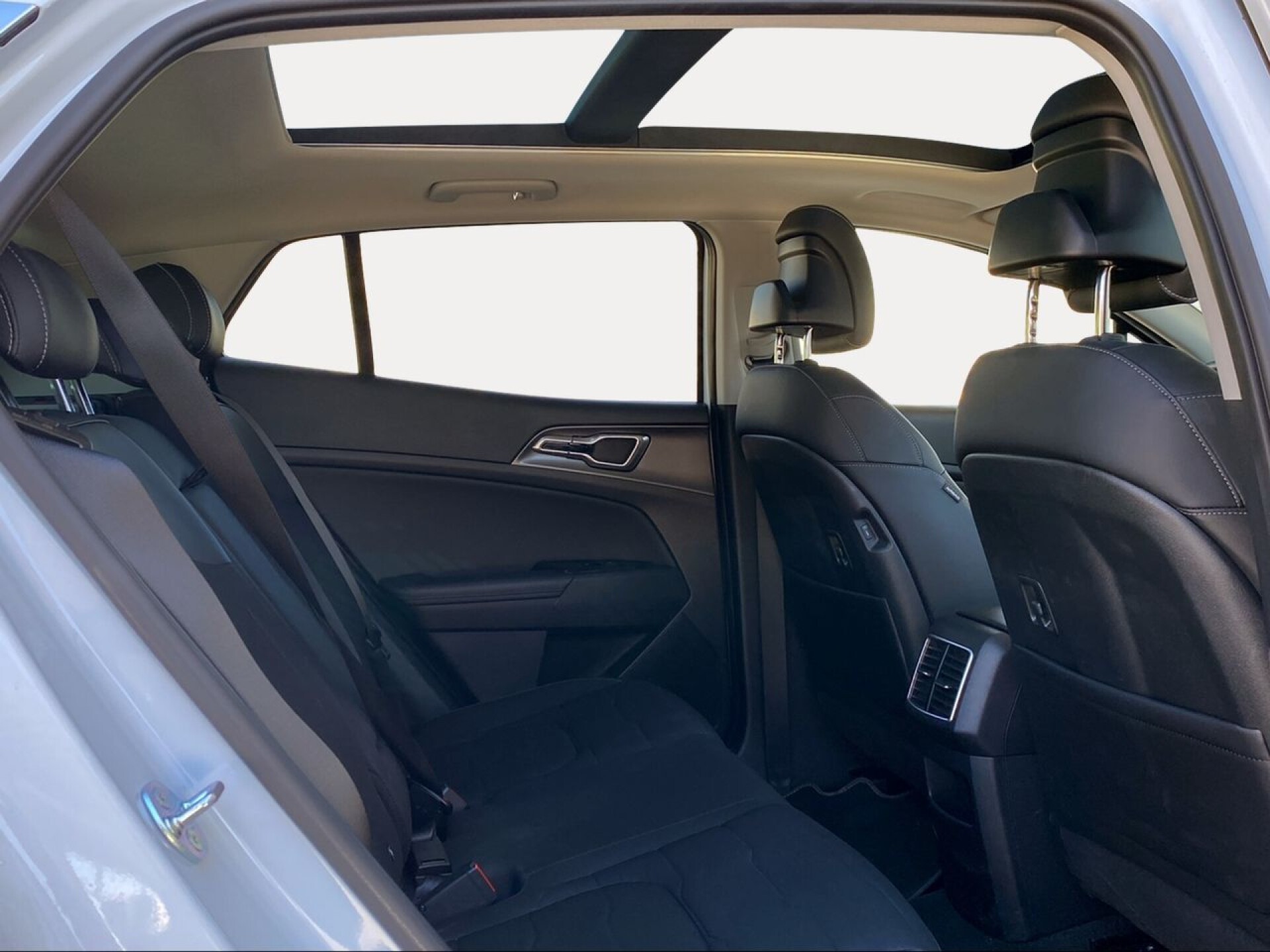 Foto 9 del anuncio Kia Sportage 1.6 T-GDi PHEV 185kW (252CV) Tech 4x4  de Ocasión en Madrid