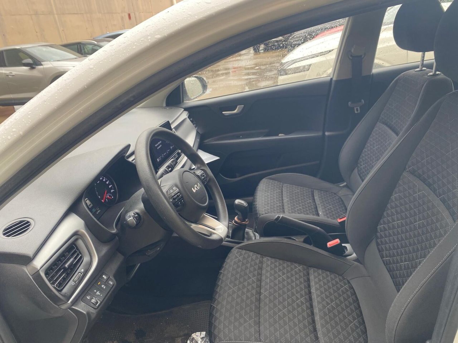 Foto 5 del anuncio Kia Rio 1.0 T-GDi 74kW (100CV) MHEV iMT Concept  de Ocasión en Madrid