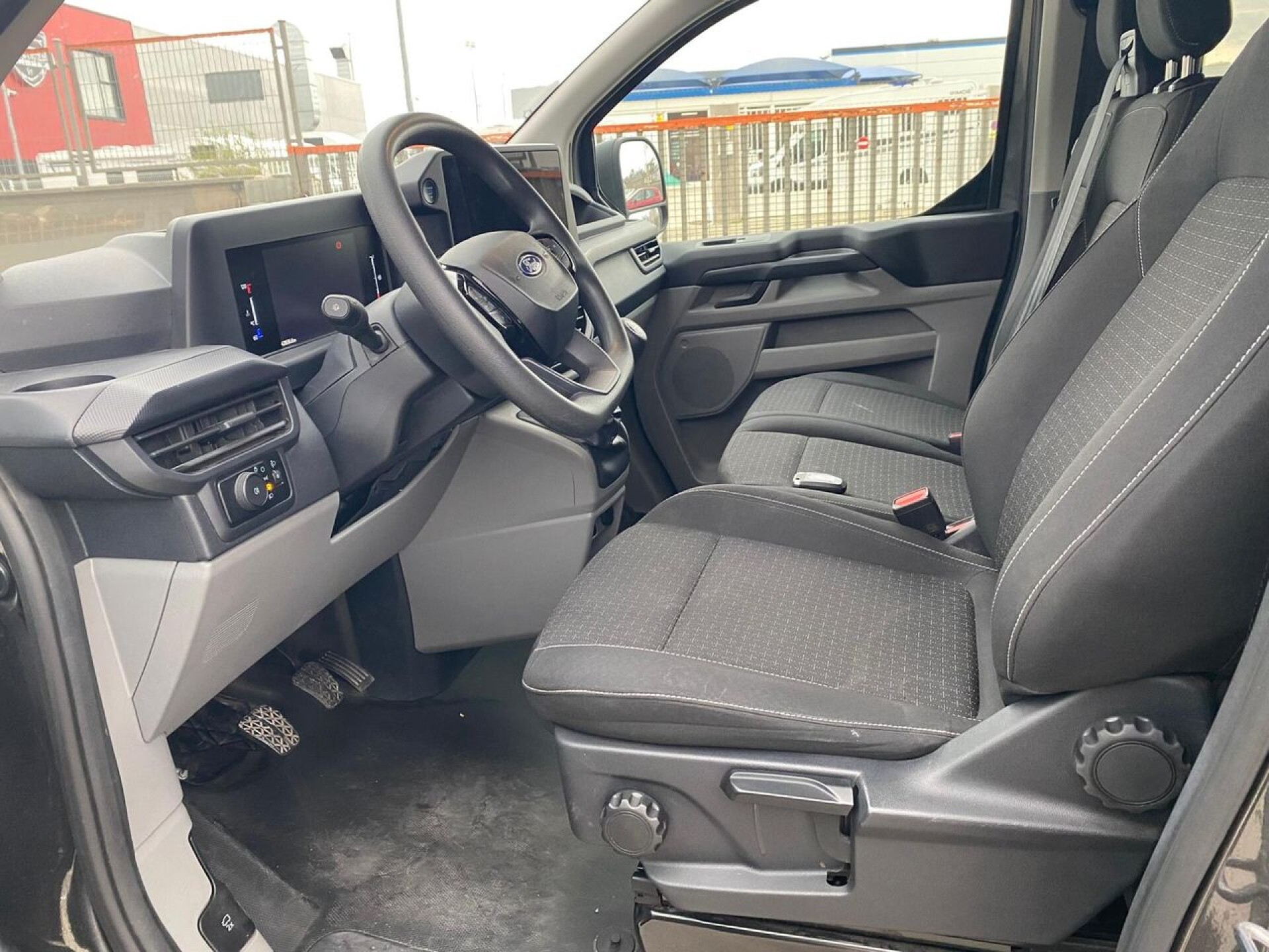 Foto 4 del anuncio Ford Tourneo  Custom 2.0 EcoBlue 100kW (136CV) L1 Trend 320 9PLAZAS de Ocasión en Madrid