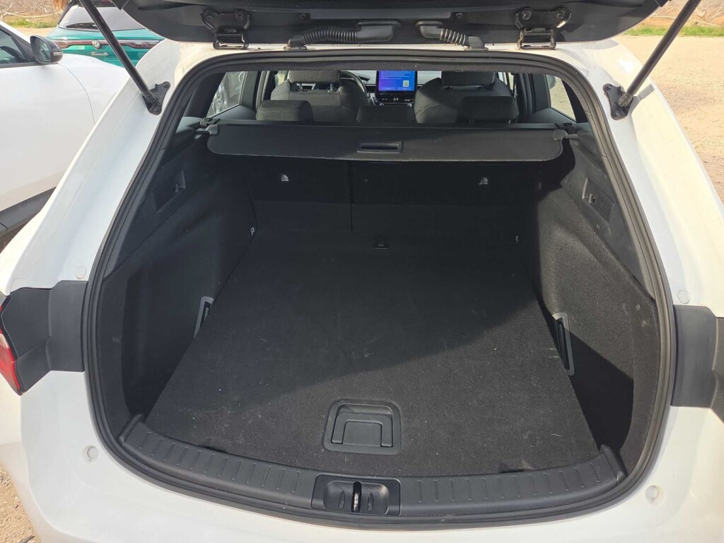 Foto 14 del anuncio Toyota Corolla 140H Active Plus Touring Sport  de Ocasión en Madrid