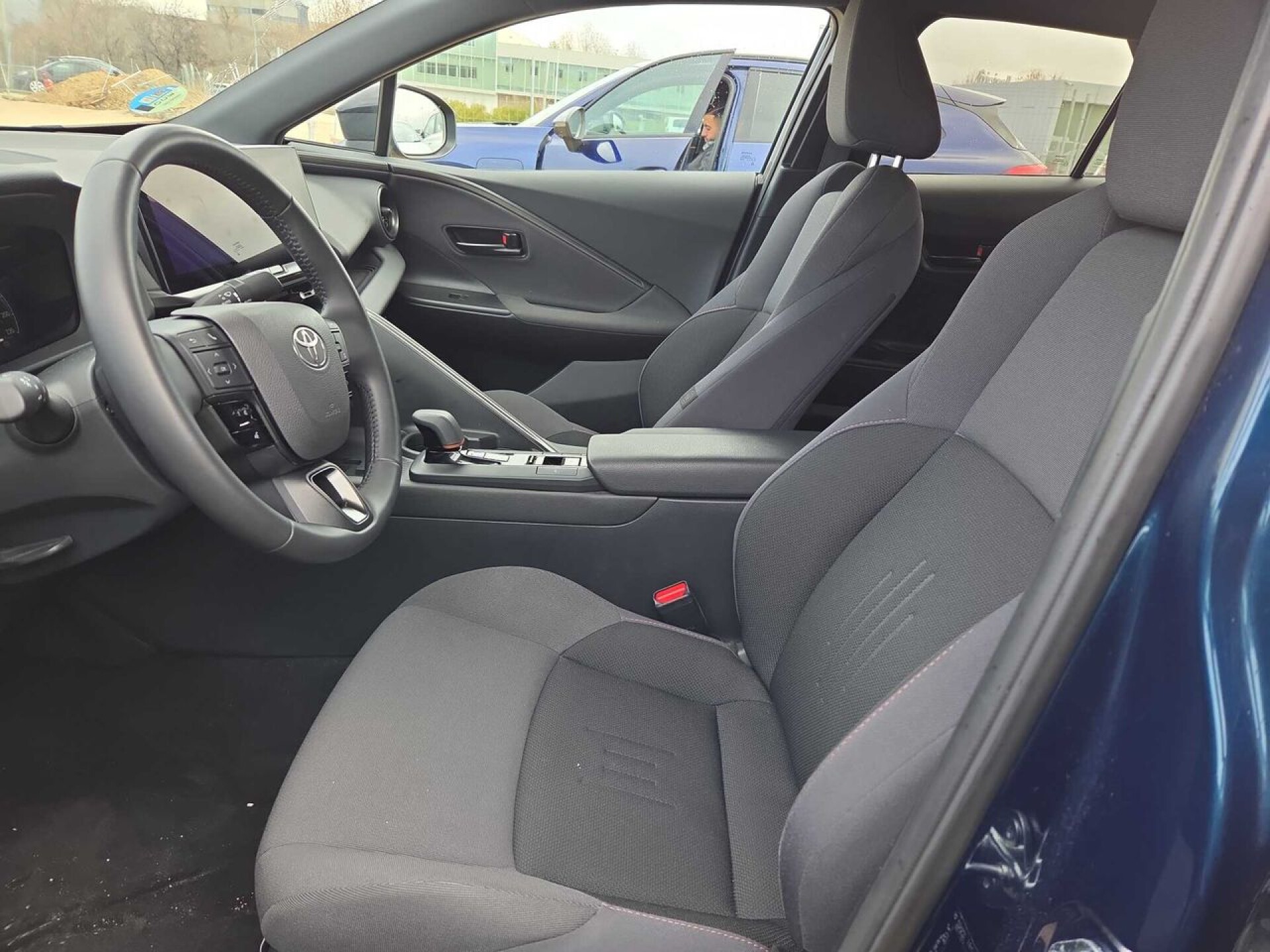 Foto 5 del anuncio Toyota C-HR 1.8 Advance Hybrid 140  de Ocasión en Madrid