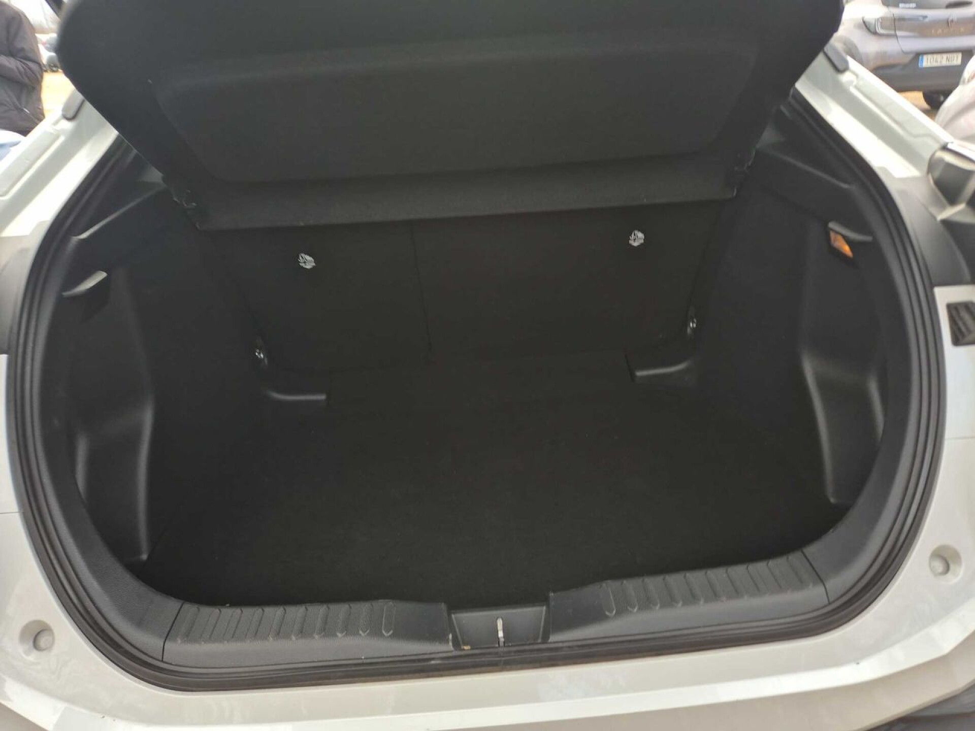 Foto 9 del anuncio Toyota C-HR 1.8 Advance Hybrid 140  de Ocasión en Madrid