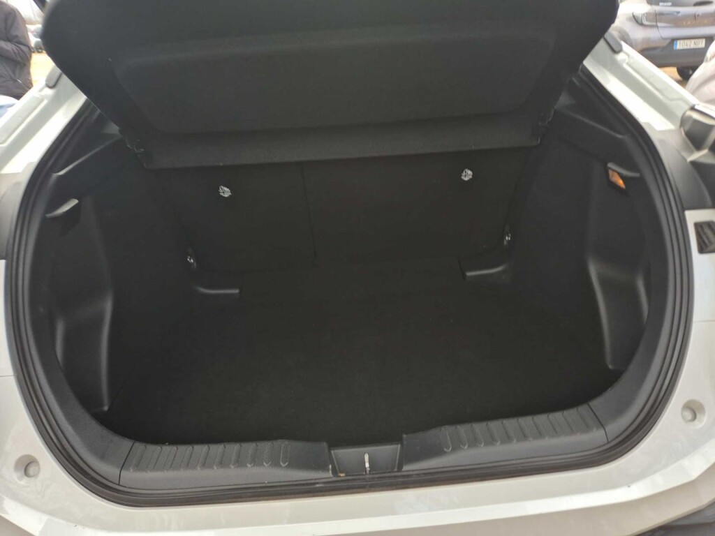 Foto 9 del anuncio Toyota C-HR 1.8 Advance Hybrid 140  de Ocasión en Madrid