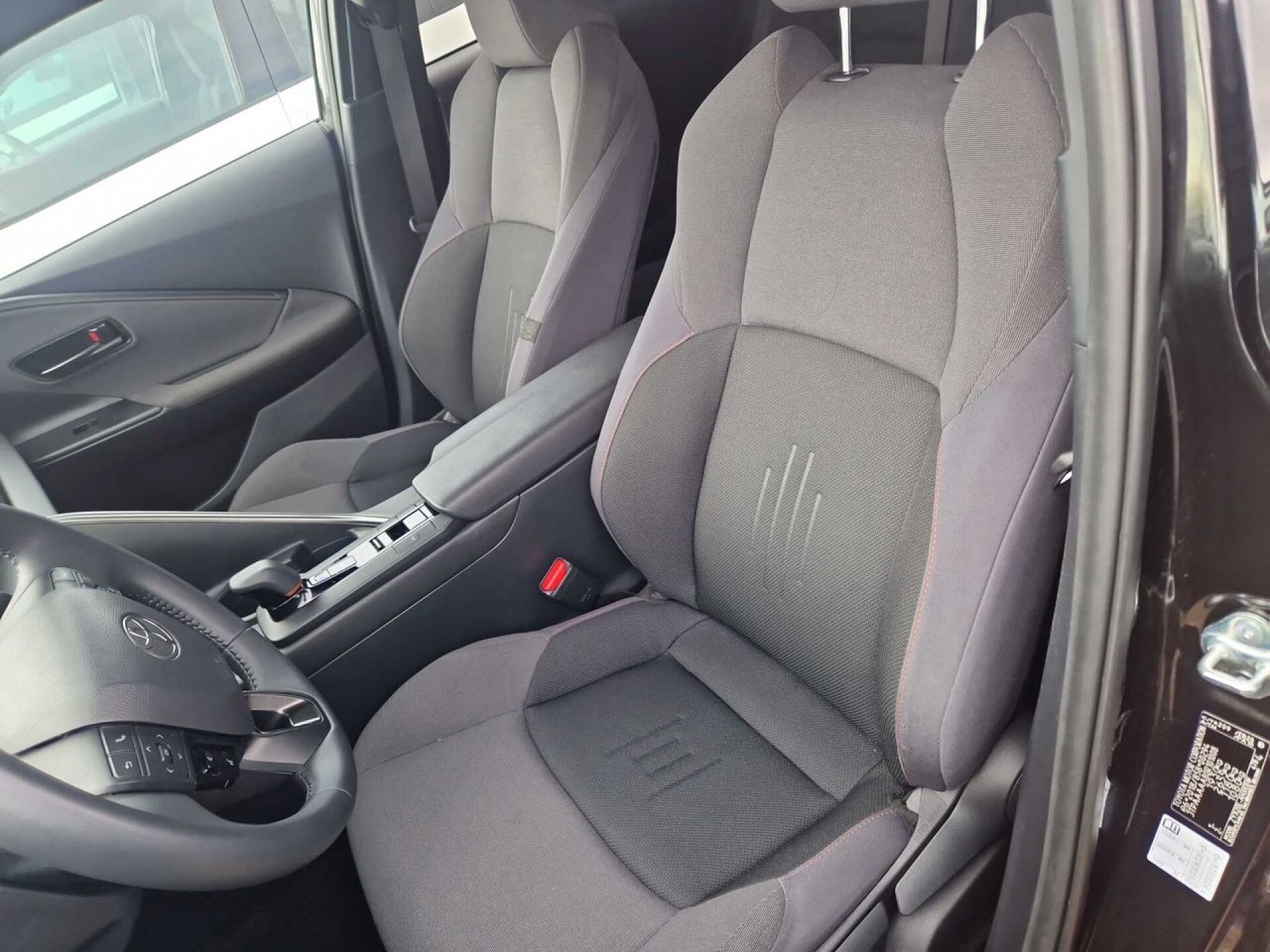 Foto 5 del anuncio Toyota C-HR 1.8 Advance Hybrid 140  de Ocasión en Madrid