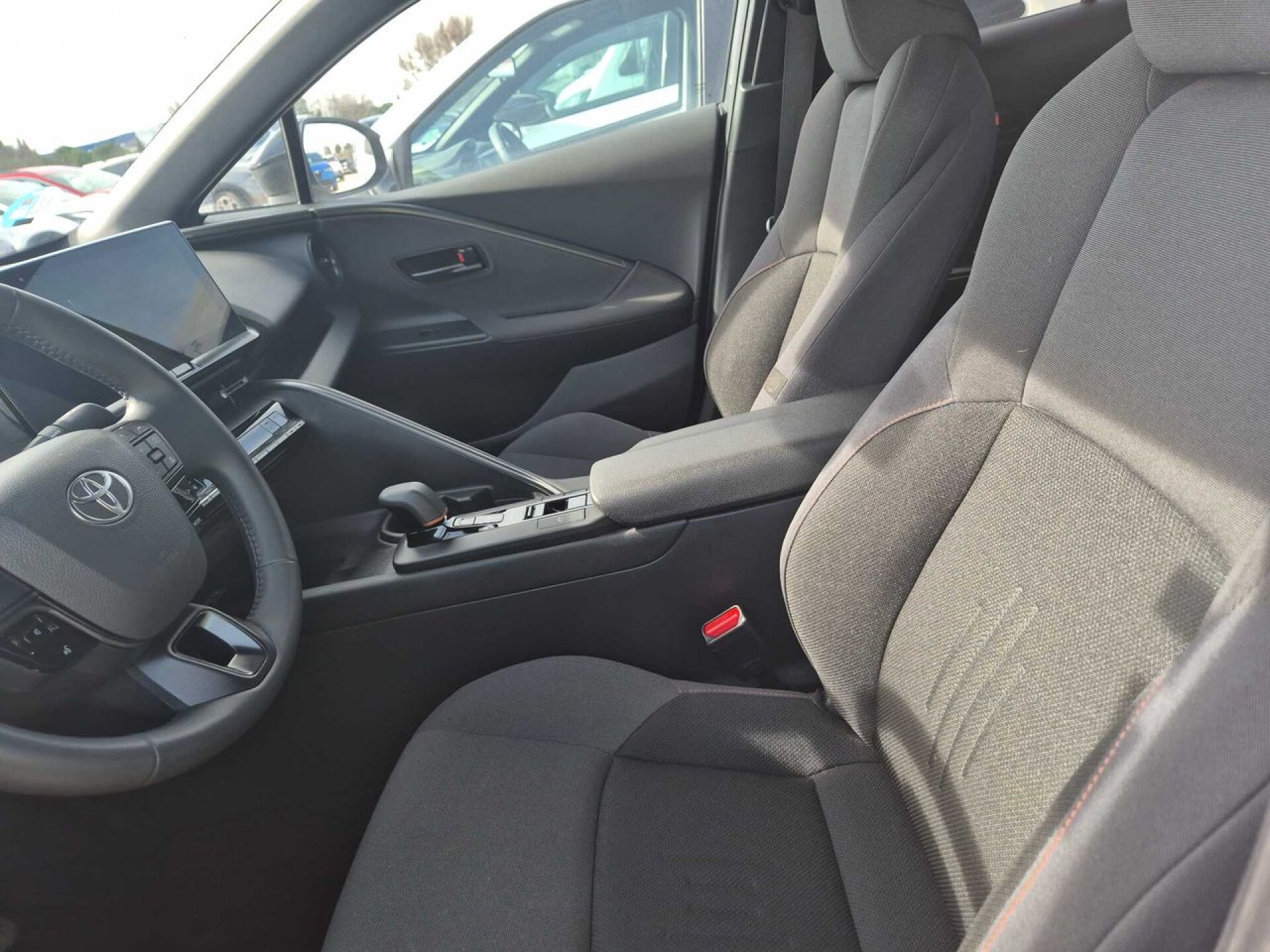 Foto 5 del anuncio Toyota C-HR 1.8 Advance Hybrid 140  de Ocasión en Madrid