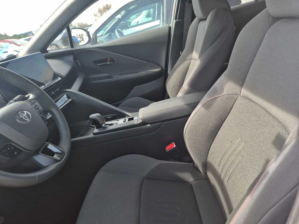 Foto 5 del anuncio Toyota C-HR 1.8 Advance Hybrid 140  de Ocasión en Madrid