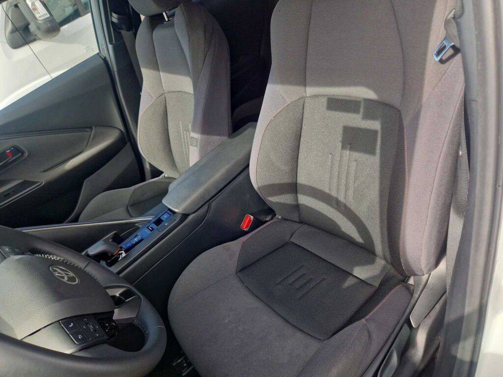 Foto 5 del anuncio Toyota C-HR 1.8 Advance Hybrid 140  de Ocasión en Madrid