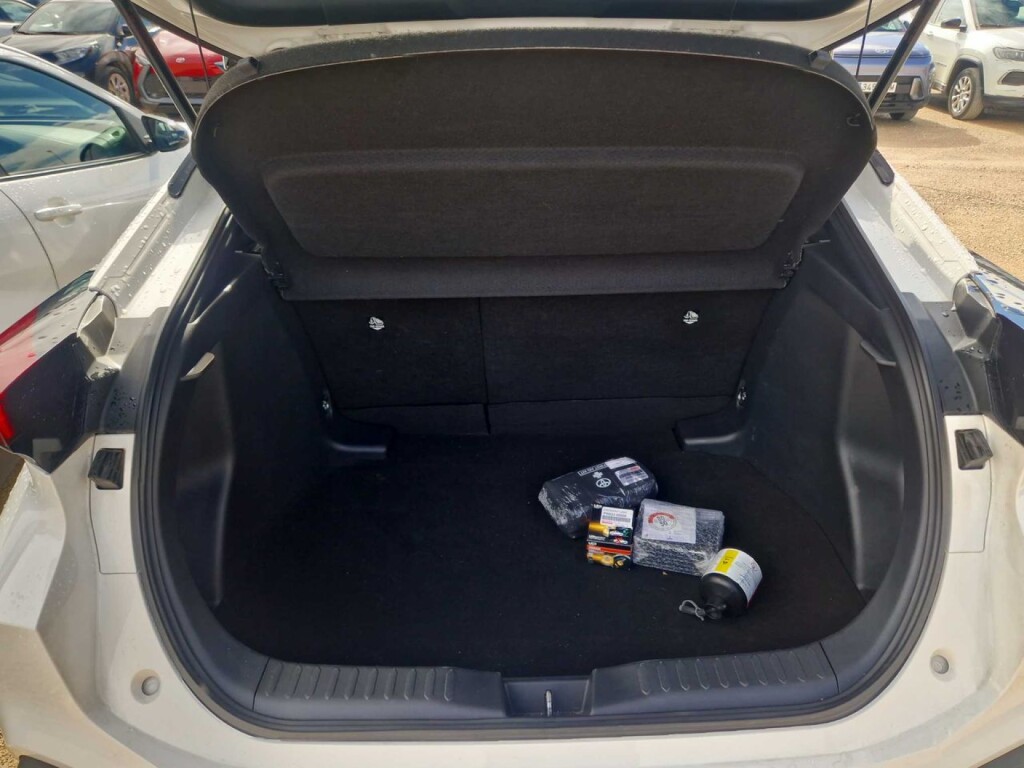 Foto 9 del anuncio Toyota C-HR 1.8 Advance Hybrid 140  de Ocasión en Madrid