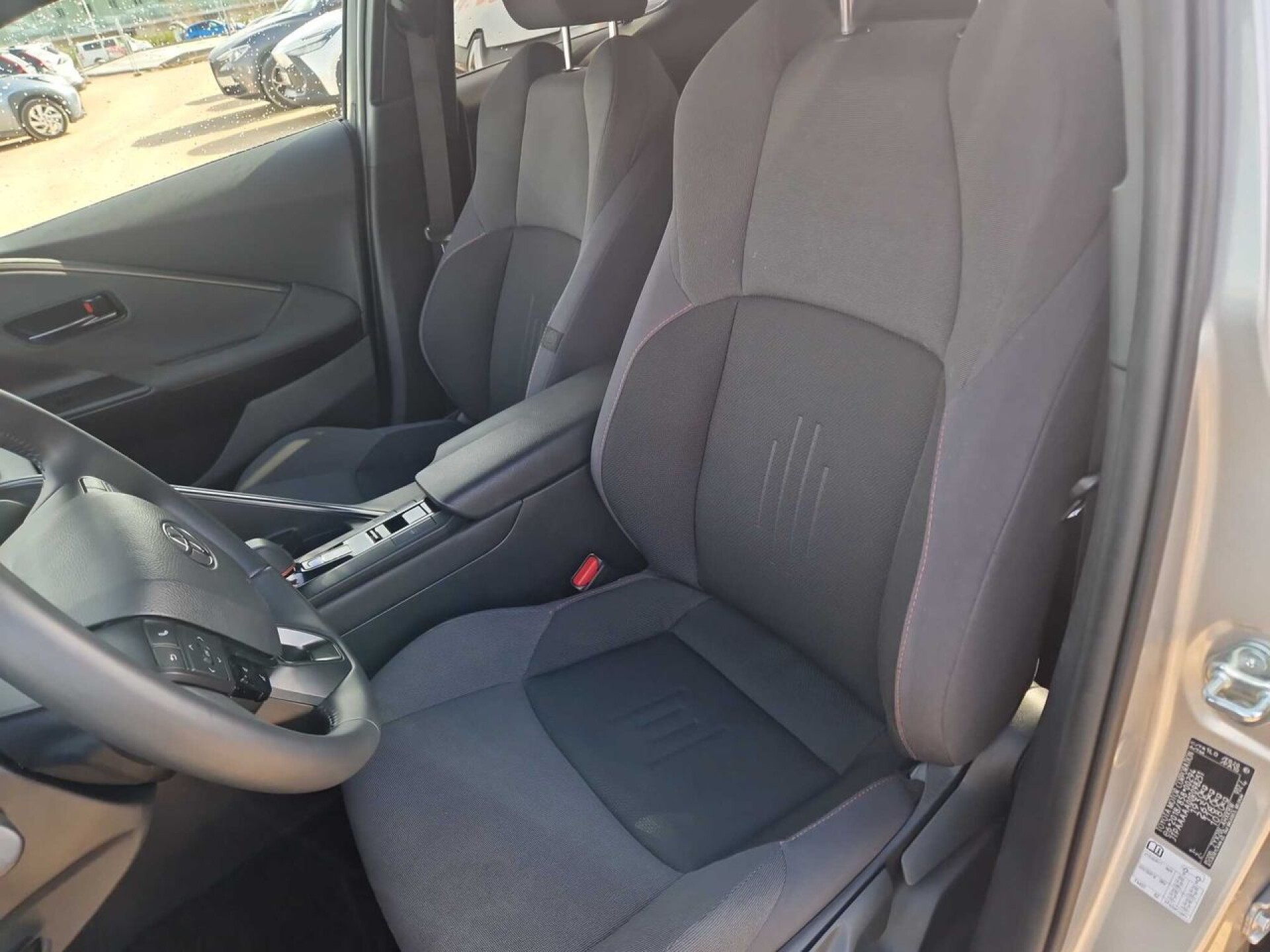 Foto 5 del anuncio Toyota C-HR 1.8 Advance Hybrid 140  de Ocasión en Madrid