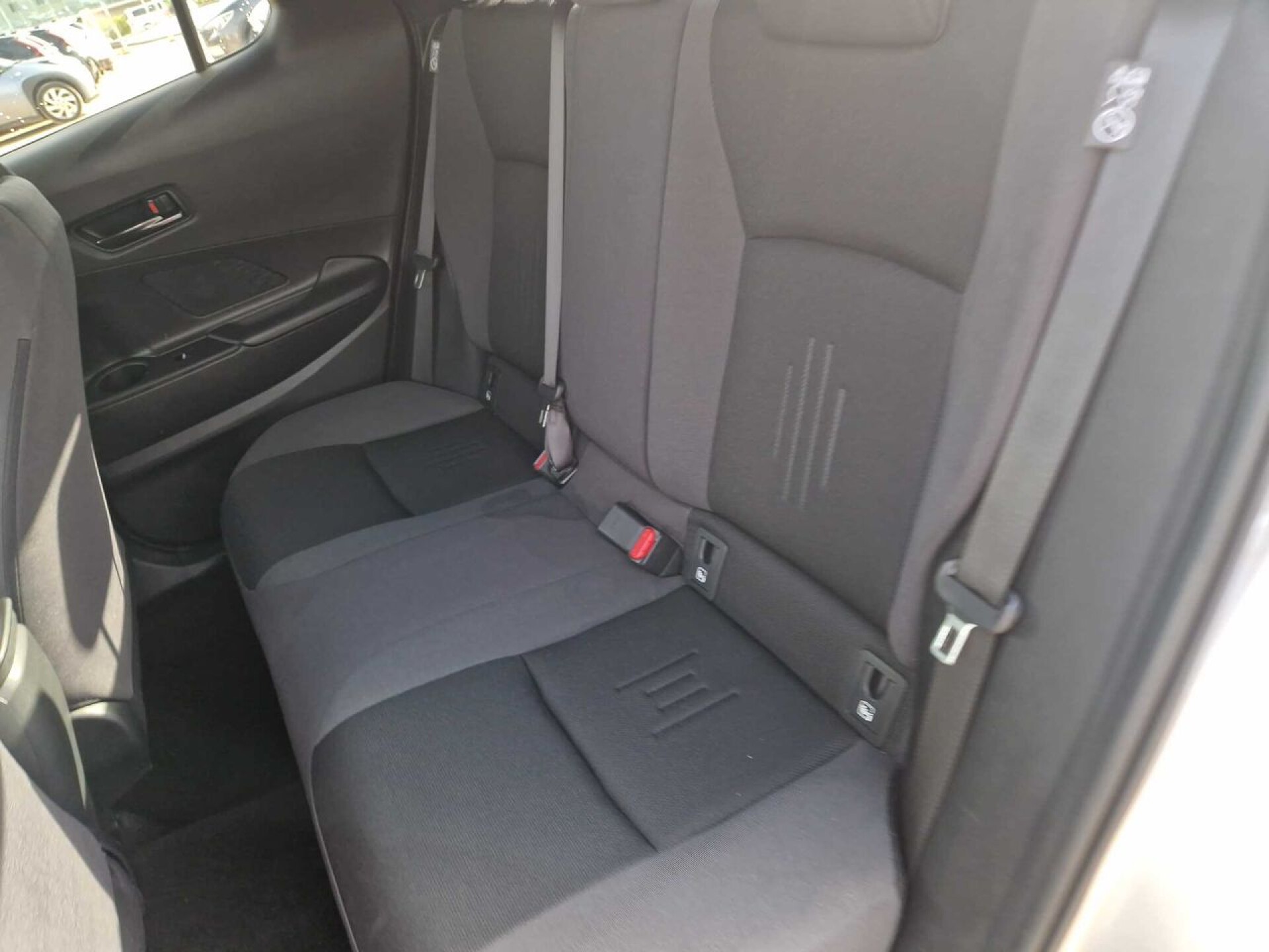 Foto 6 del anuncio Toyota C-HR 1.8 Advance Hybrid 140  de Ocasión en Madrid