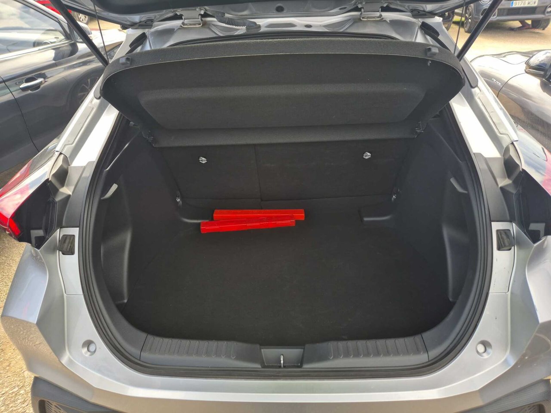 Foto 9 del anuncio Toyota C-HR 1.8 Advance Hybrid 140  de Ocasión en Madrid