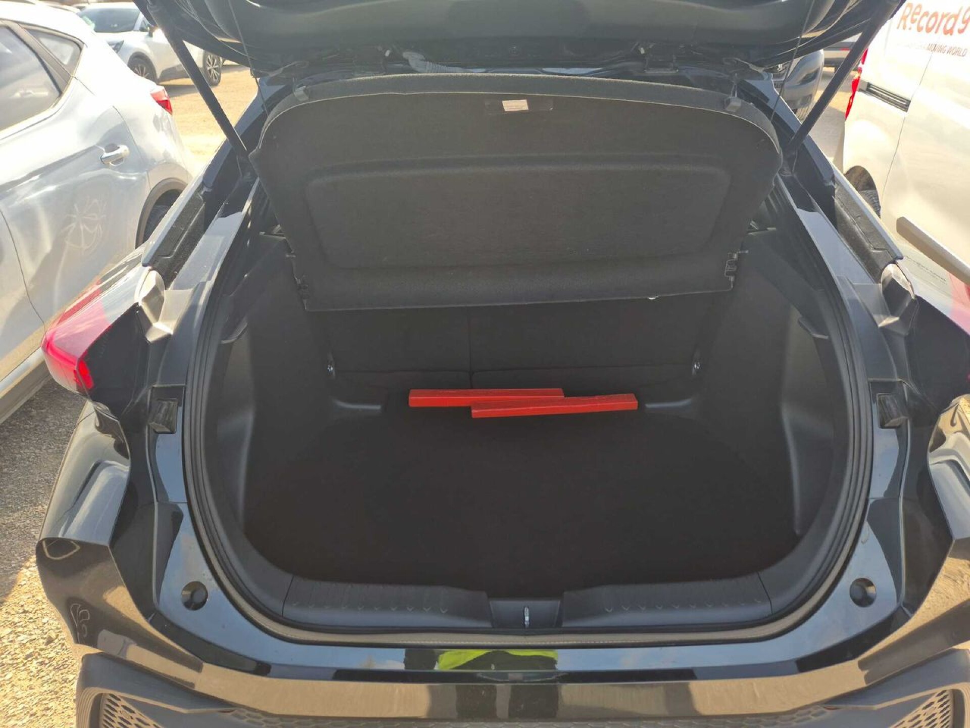 Foto 9 del anuncio Toyota C-HR 1.8 Advance Hybrid 140  de Ocasión en Madrid