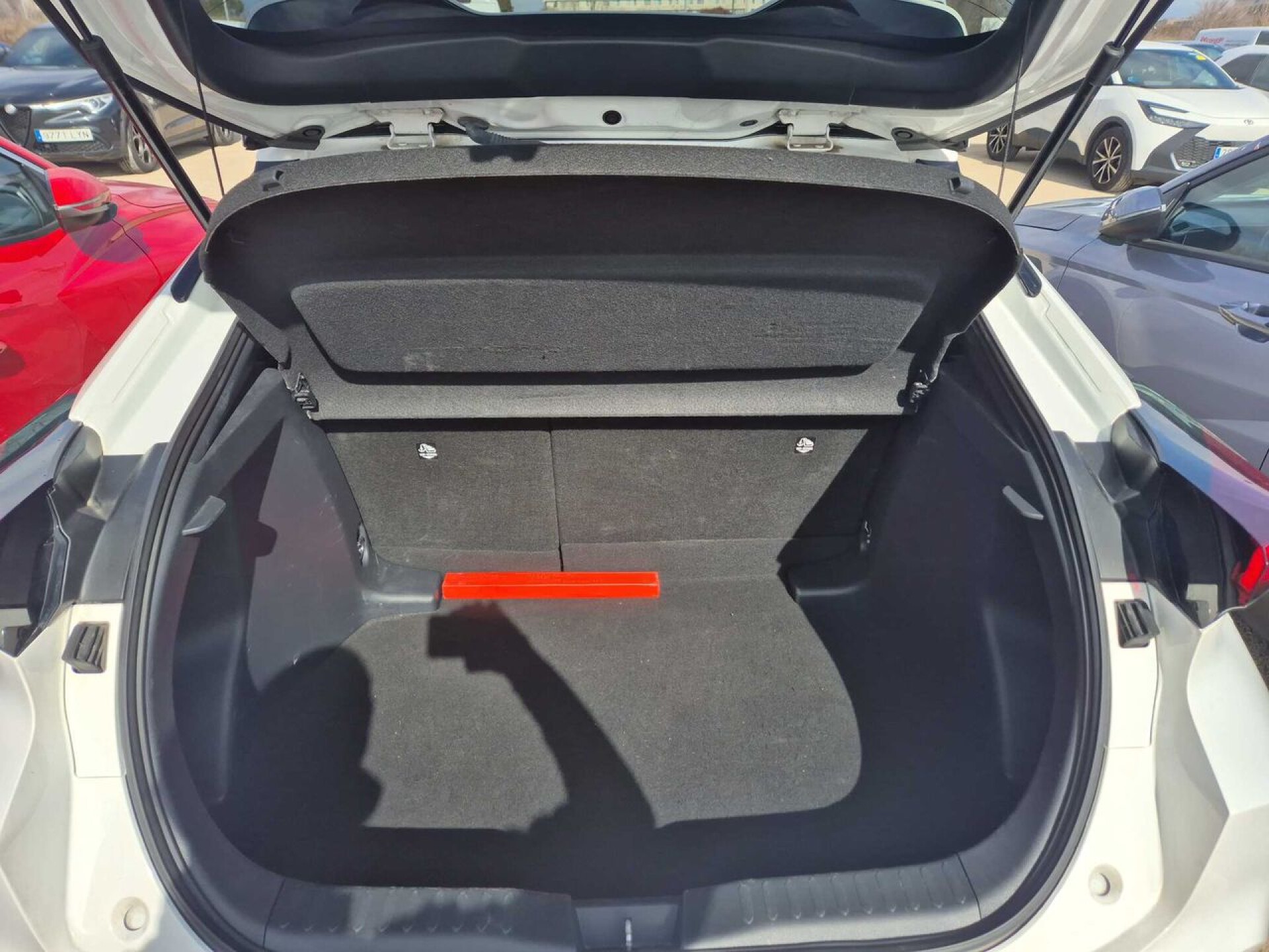 Foto 9 del anuncio Toyota C-HR 1.8 Advance Hybrid 140  de Ocasión en Madrid