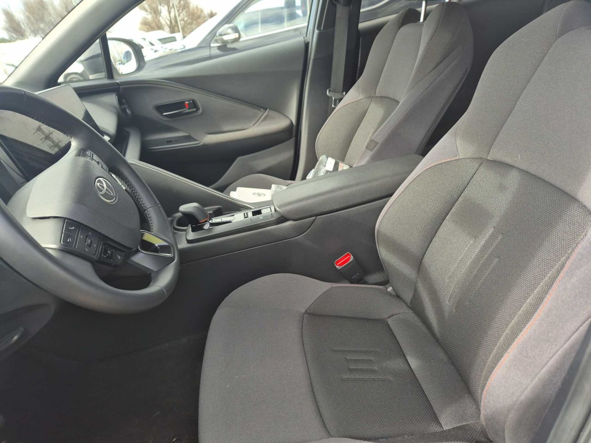 Foto 5 del anuncio Toyota C-HR 1.8 Advance Hybrid 140  de Ocasión en Madrid