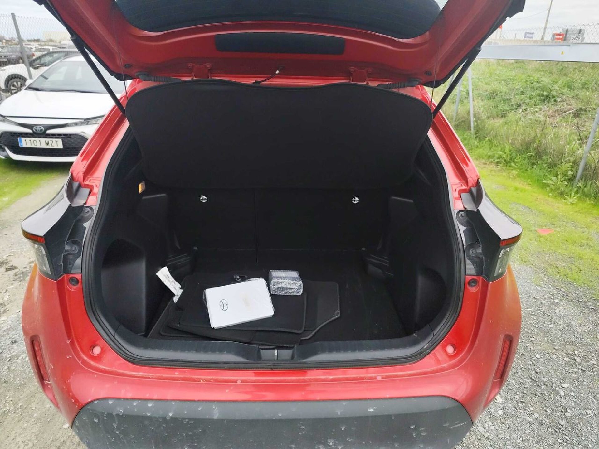 Foto 9 del anuncio Toyota Yaris Cross 1.5 120H Active Plus  de Ocasión en Madrid