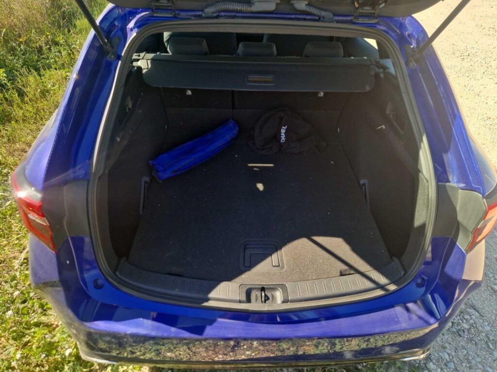 Foto 8 del anuncio Toyota Corolla 140H Active Plus Touring Sport  de Ocasión en Madrid