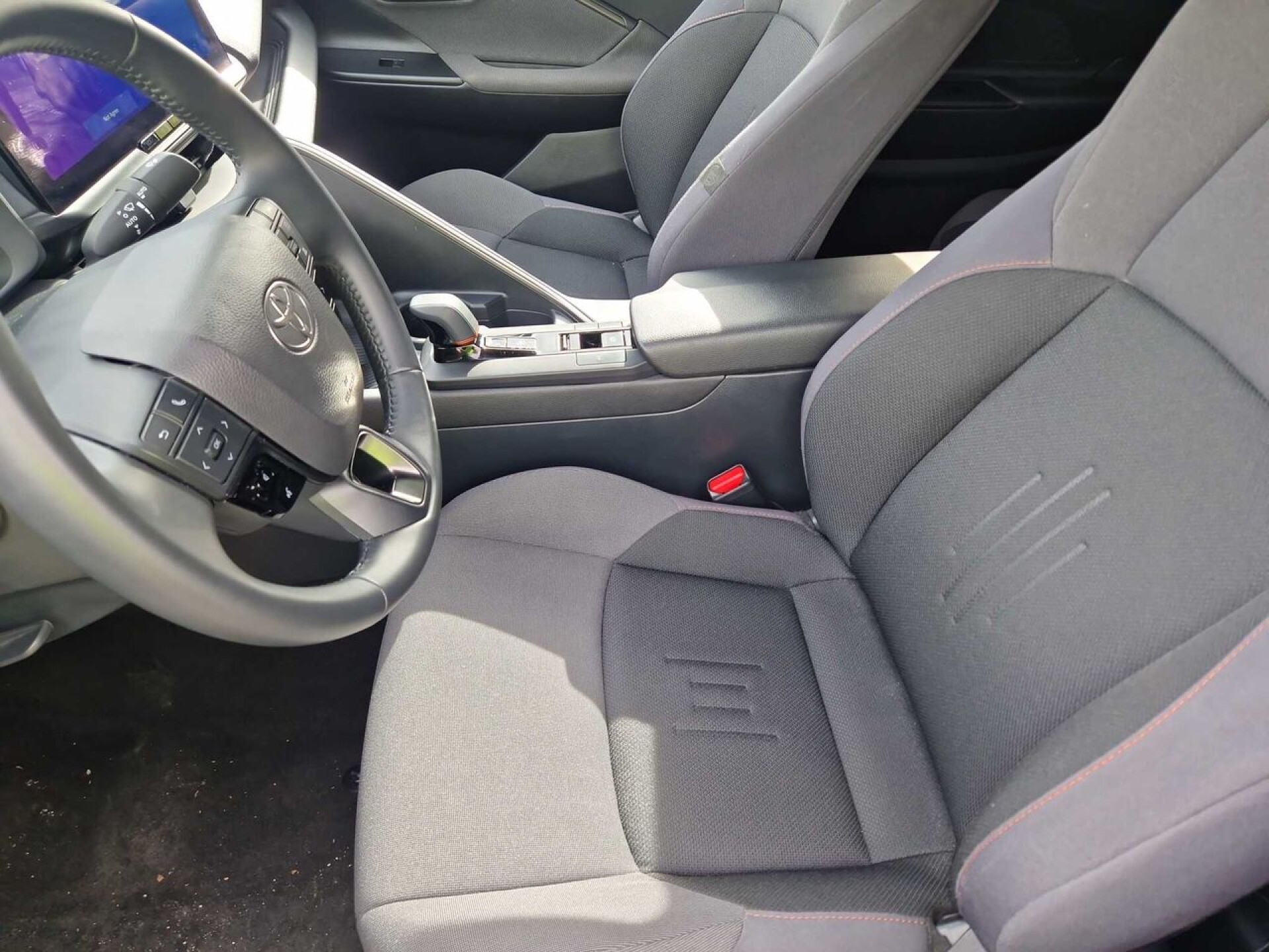 Foto 5 del anuncio Toyota C-HR 1.8 Advance Hybrid 140  de Ocasión en Madrid