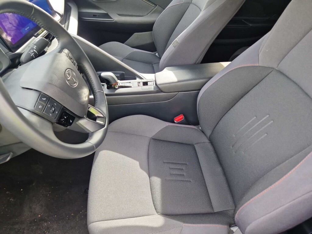 Foto 5 del anuncio Toyota C-HR 1.8 Advance Hybrid 140  de Ocasión en Madrid