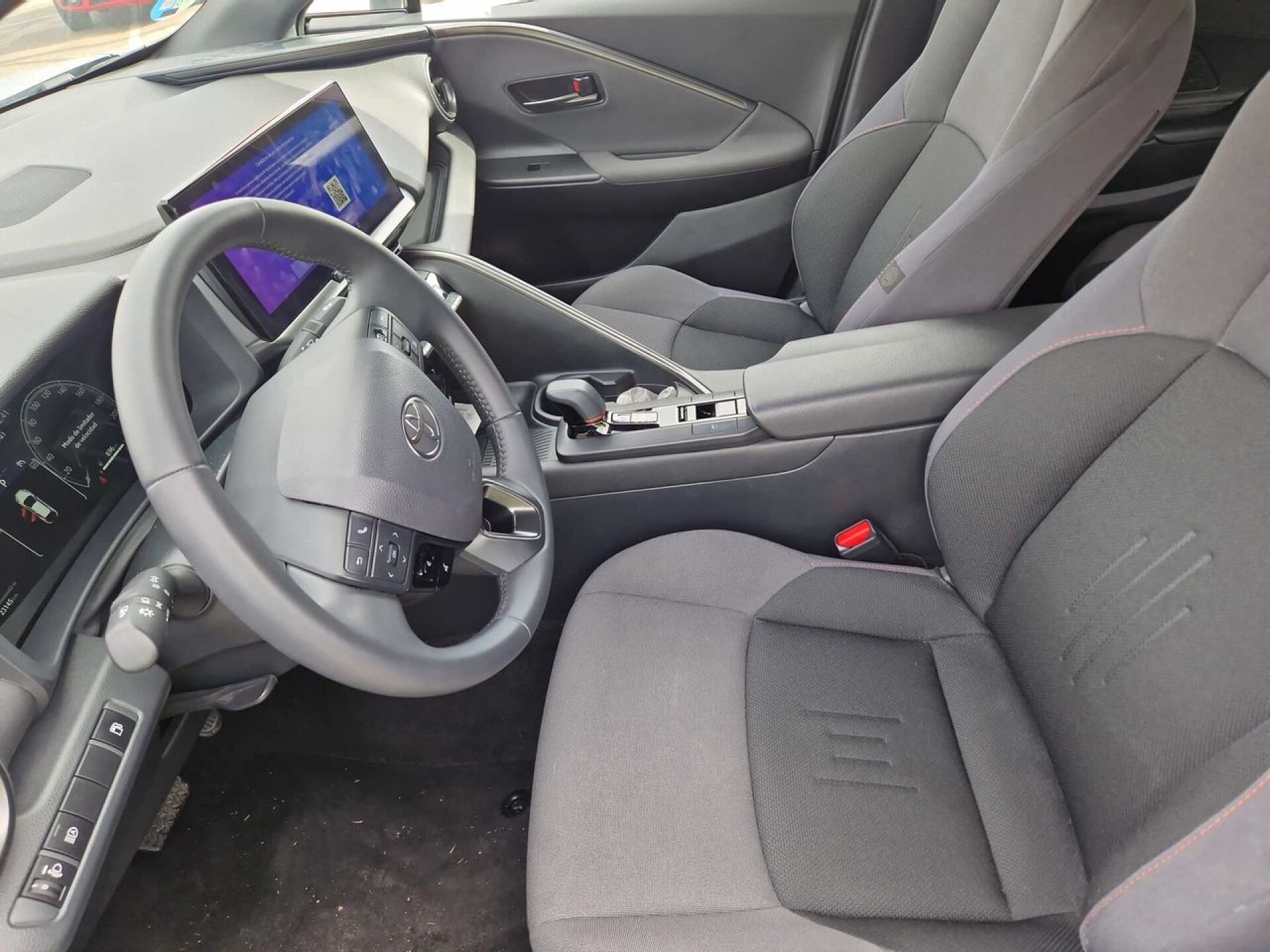 Foto 5 del anuncio Toyota C-HR 1.8 Advance Hybrid 140  de Ocasión en Madrid