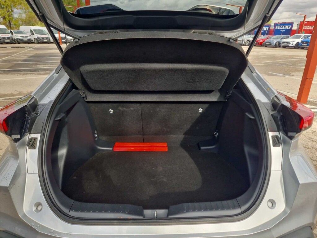 Foto 9 del anuncio Toyota C-HR 1.8 Advance Hybrid 140  de Ocasión en Madrid