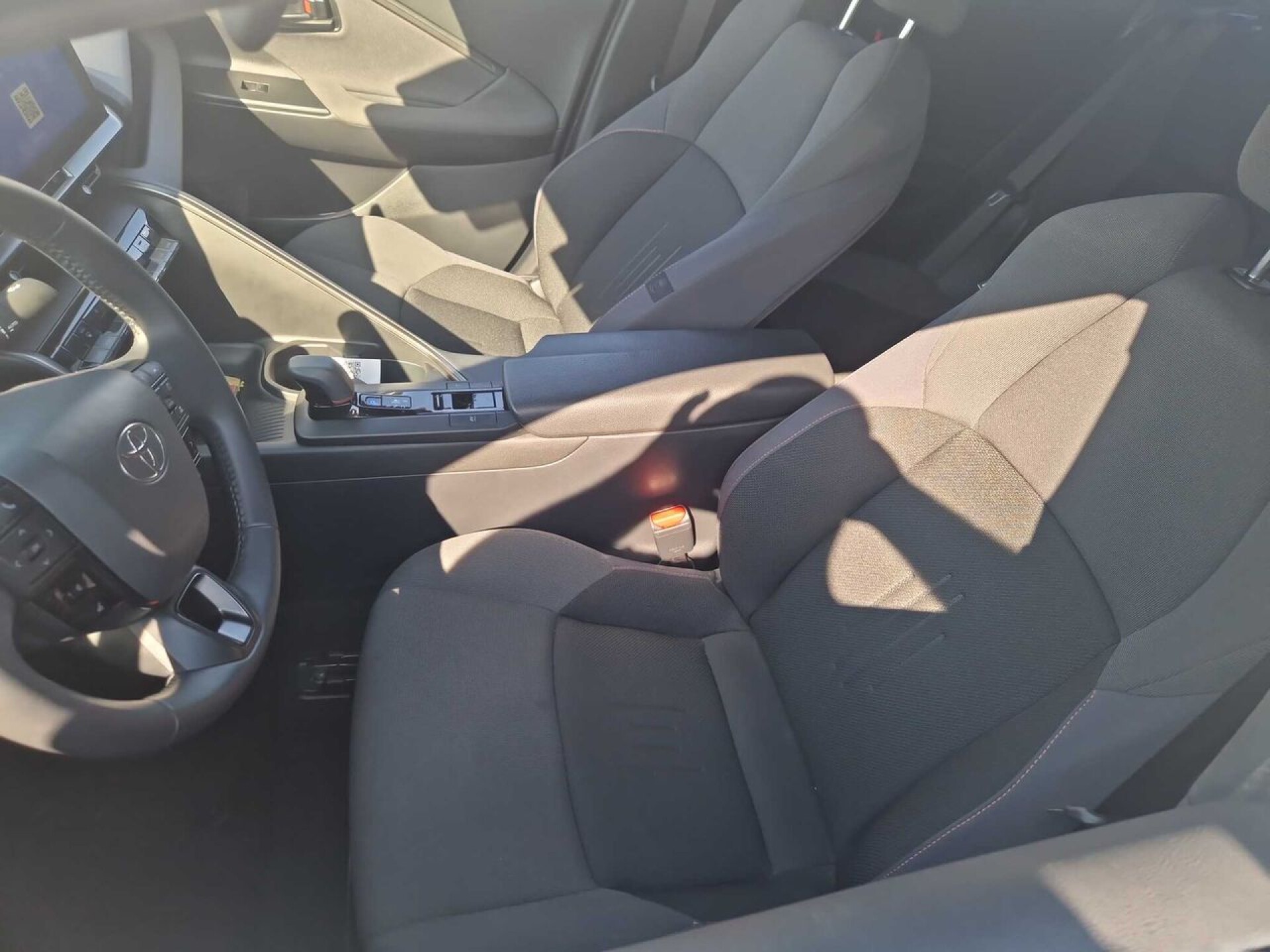 Foto 5 del anuncio Toyota C-HR 1.8 Advance Hybrid 140  de Ocasión en Madrid