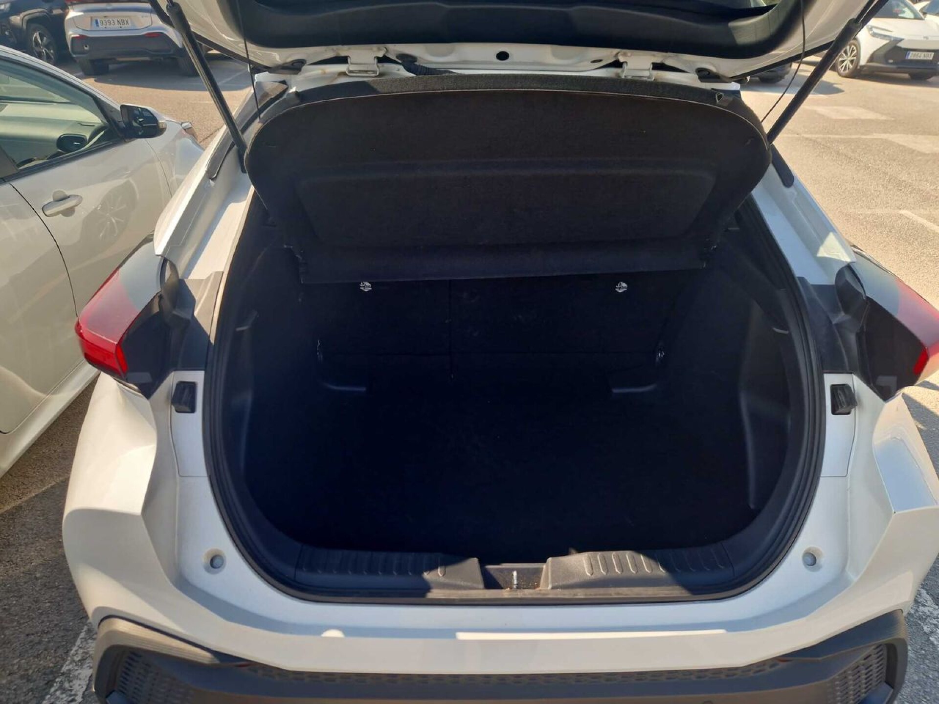 Foto 9 del anuncio Toyota C-HR 1.8 Advance Hybrid 140  de Ocasión en Madrid