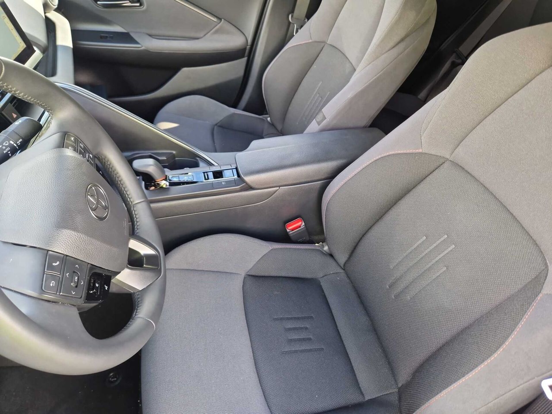 Foto 5 del anuncio Toyota C-HR 1.8 Advance Hybrid 140  de Ocasión en Madrid