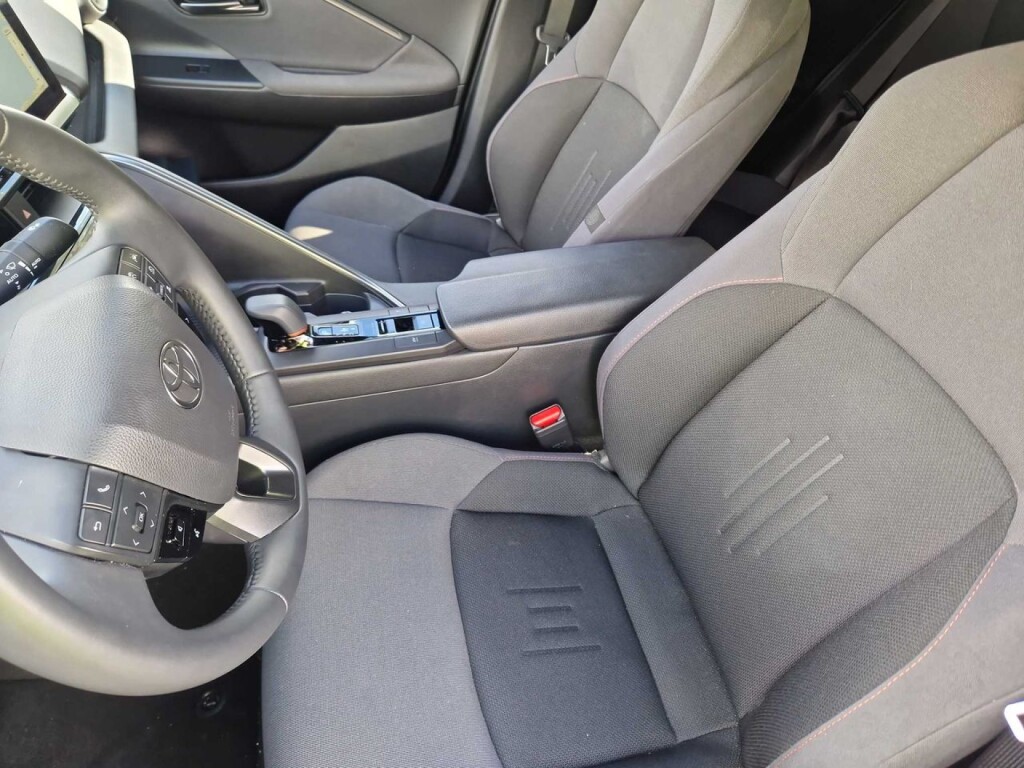 Foto 5 del anuncio Toyota C-HR 1.8 Advance Hybrid 140  de Ocasión en Madrid