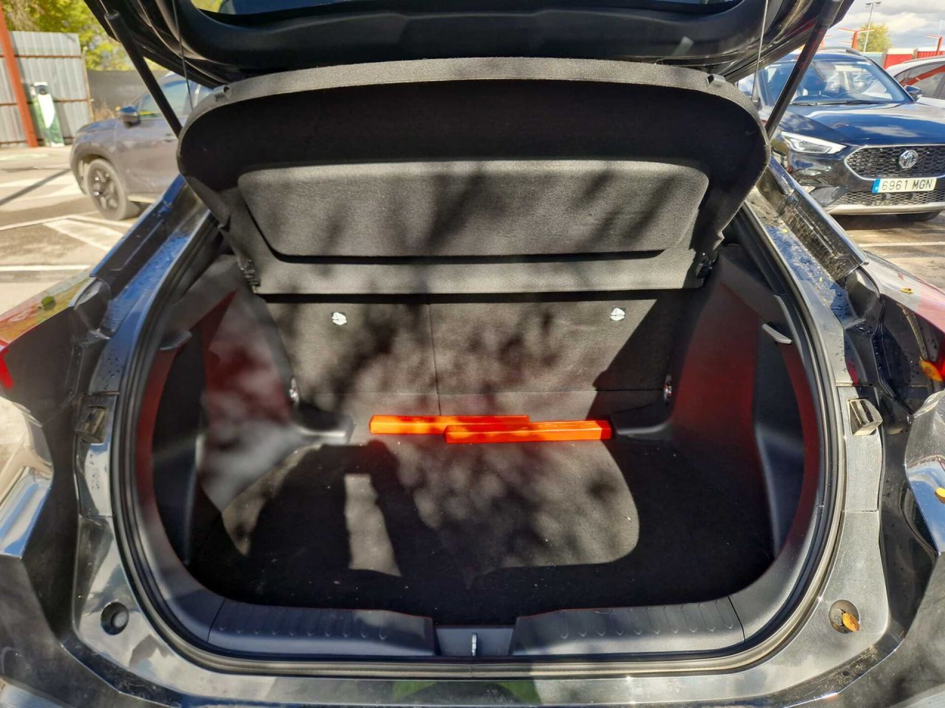 Foto 9 del anuncio Toyota C-HR 1.8 Advance Hybrid 140  de Ocasión en Madrid