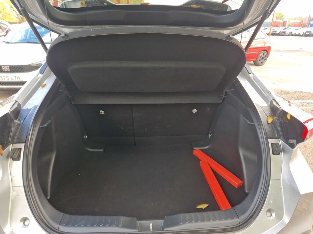 Foto 8 del anuncio Toyota C-HR 1.8 Advance Hybrid 140  de Ocasión en Madrid