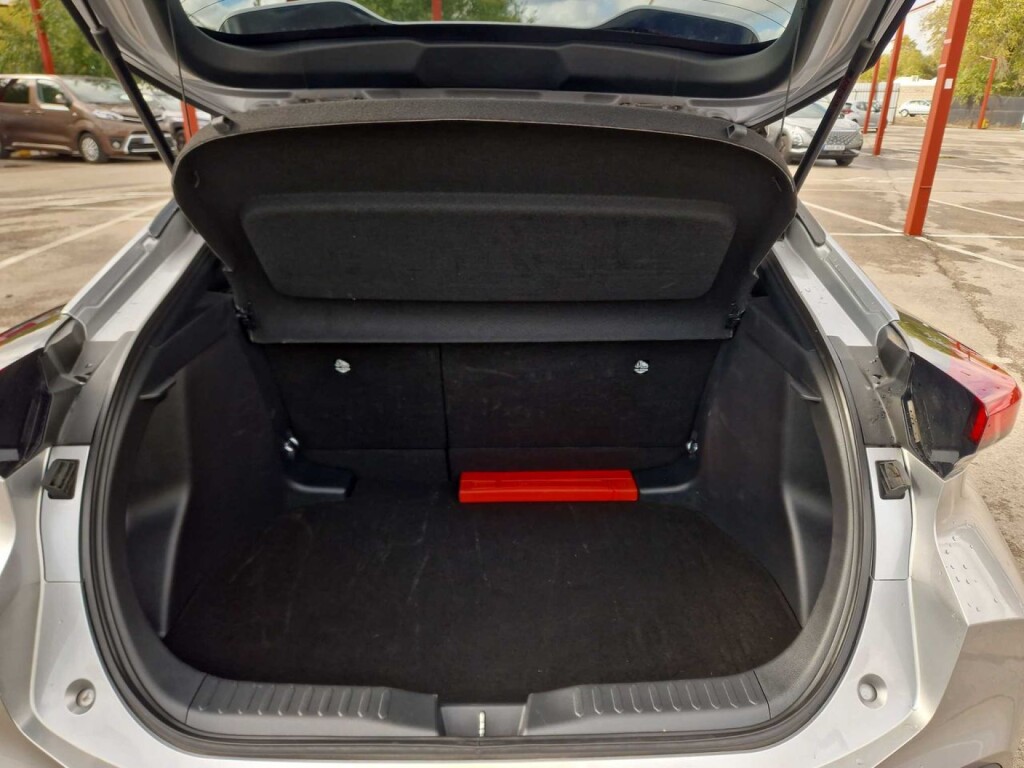 Foto 9 del anuncio Toyota C-HR 1.8 Advance Hybrid 140  de Ocasión en Madrid