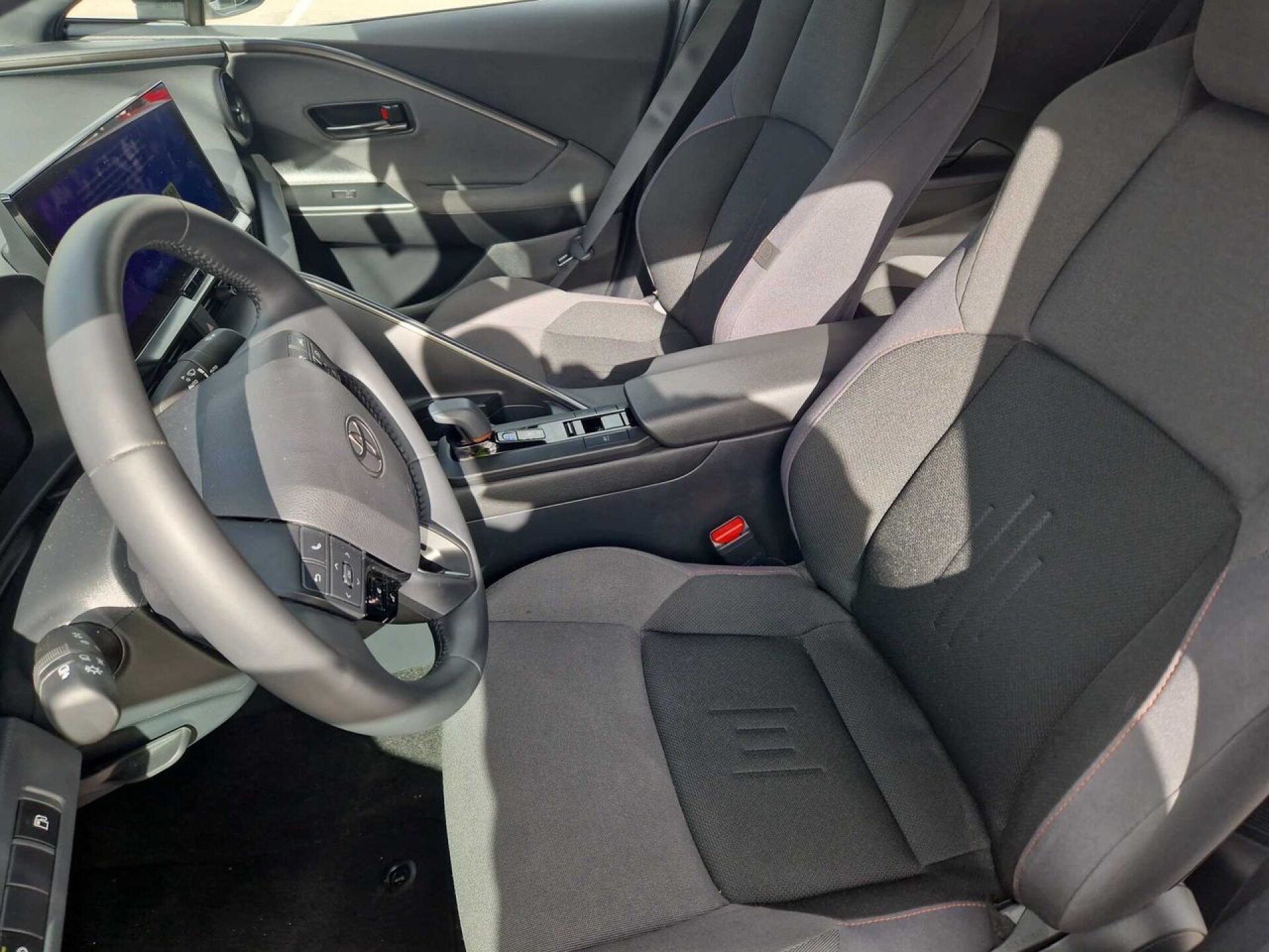 Foto 5 del anuncio Toyota C-HR 1.8 Advance Hybrid 140  de Ocasión en Madrid