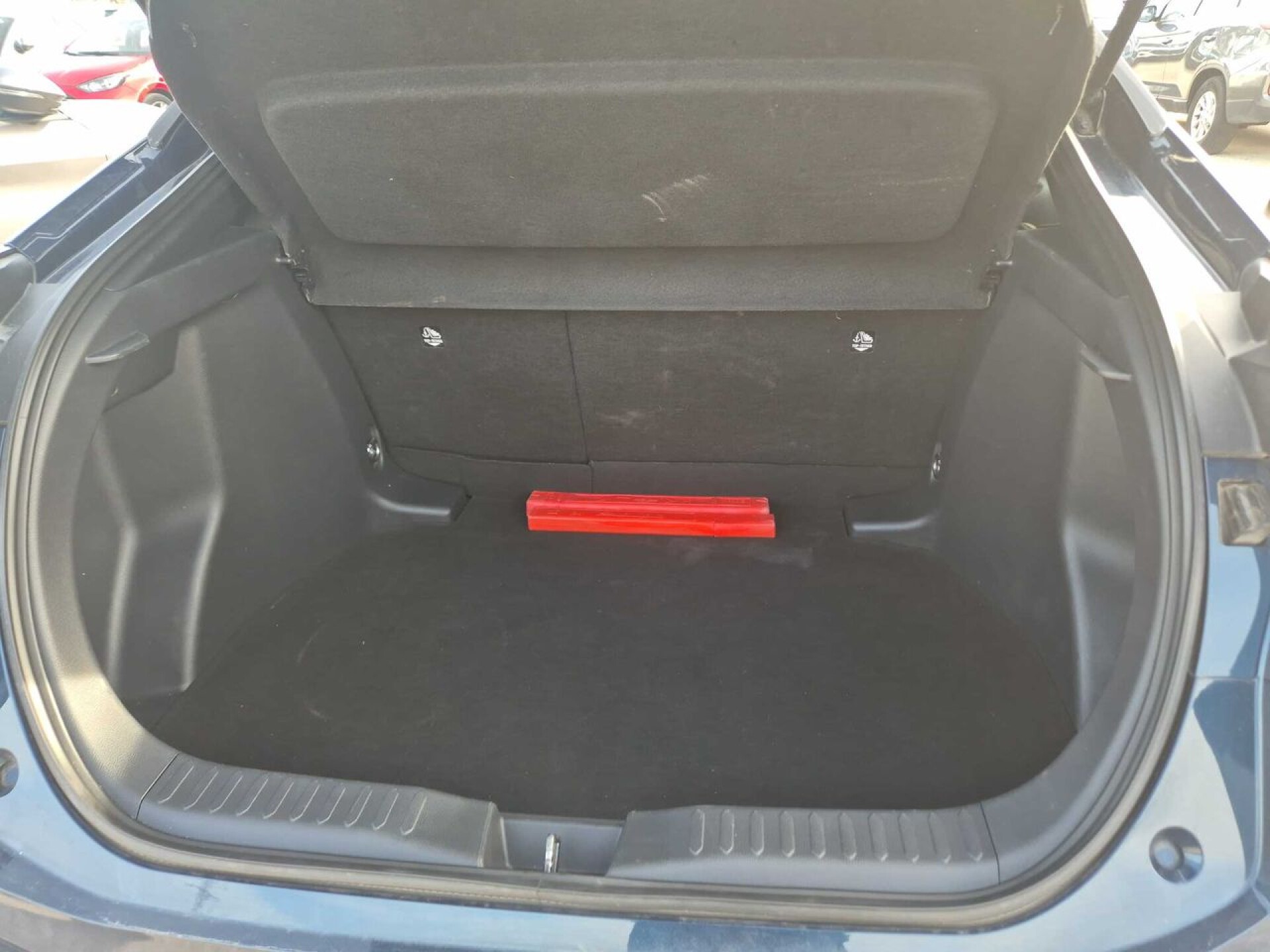 Foto 9 del anuncio Toyota C-HR 1.8 Advance Hybrid 140  de Ocasión en Madrid