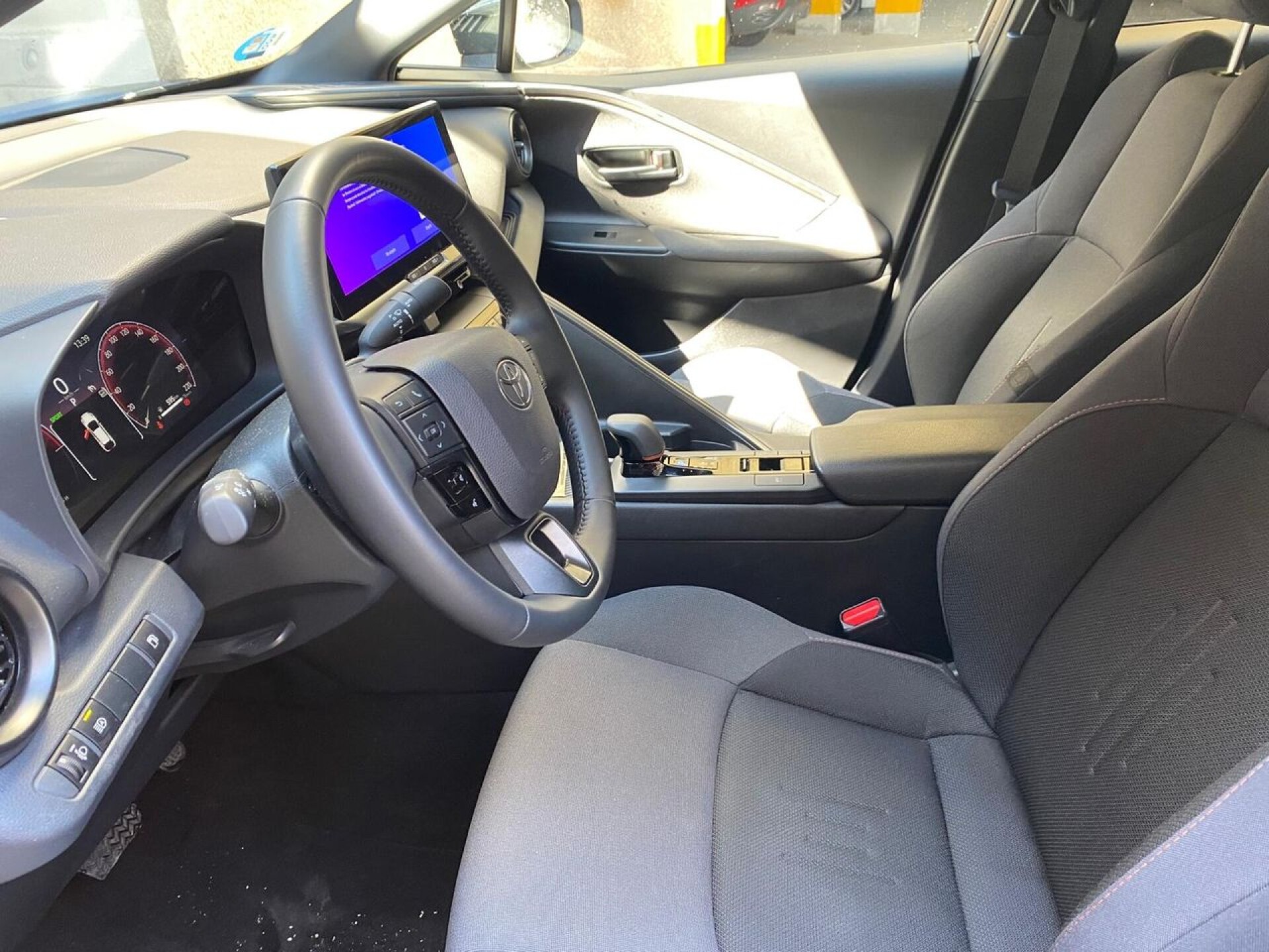 Foto 5 del anuncio Toyota C-HR 1.8 Advance Hybrid 140  de Ocasión en Madrid