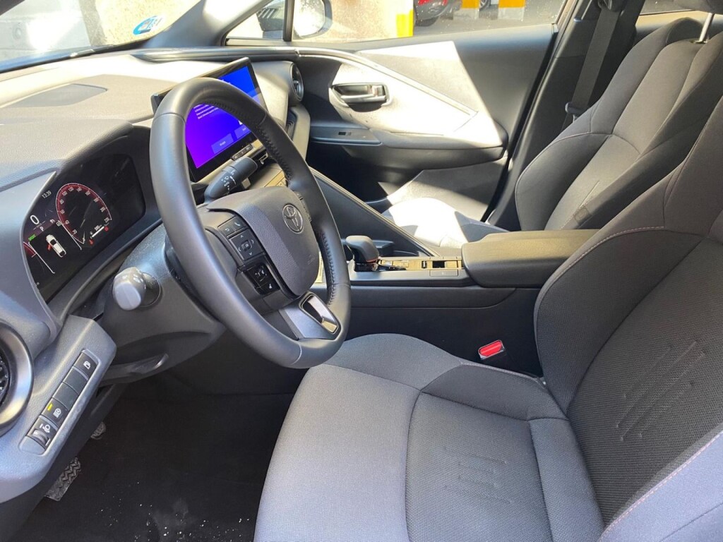 Foto 5 del anuncio Toyota C-HR 1.8 Advance Hybrid 140  de Ocasión en Madrid